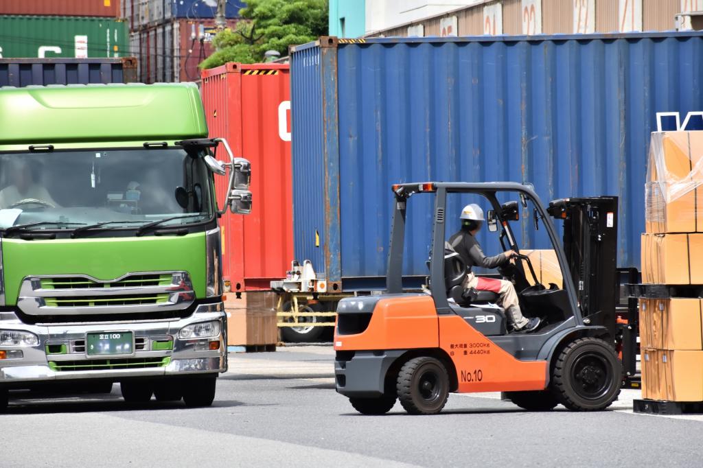フォークリフトによる荷降ろしと搬入