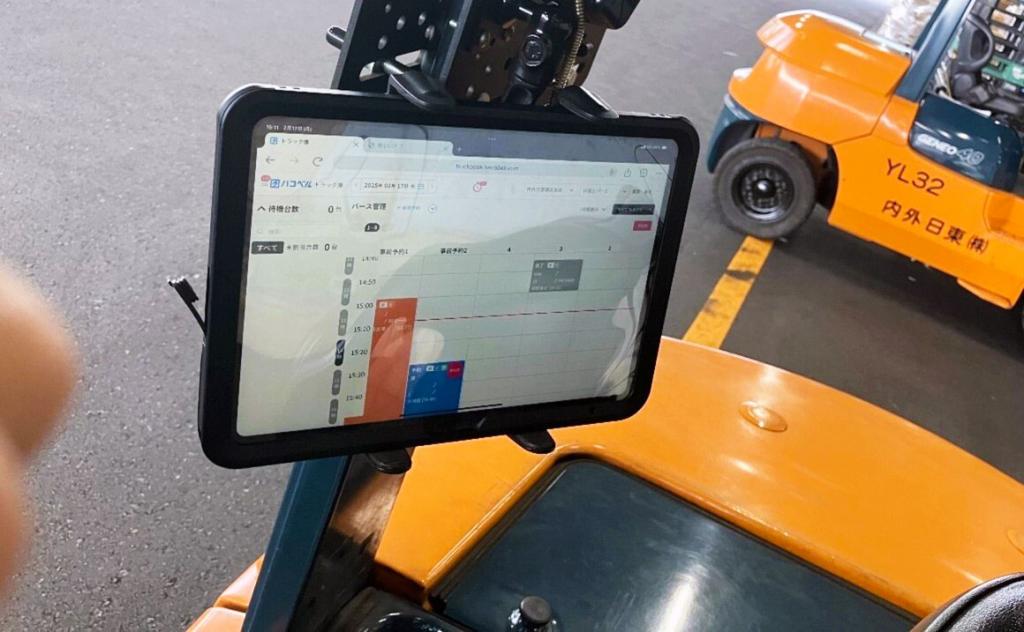 フォークリフトに装着したタブレット